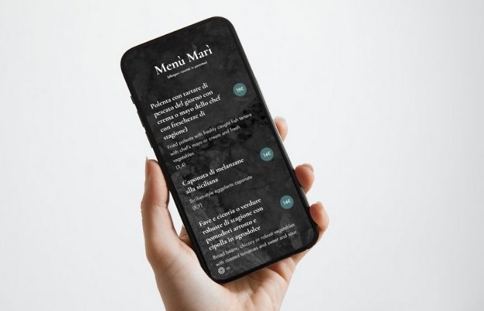mobile view sito internet per ristorante con menu e qr code